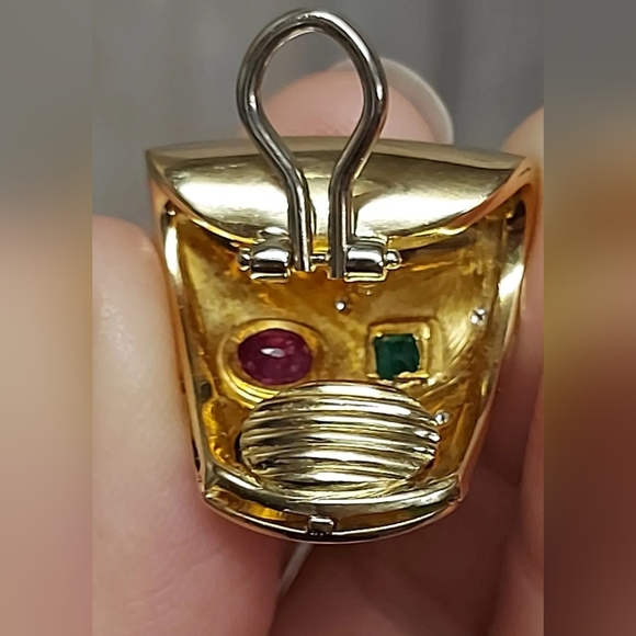 An exquisite pair of Artisanal Crafted 18kt Yellow Gold Clip-back Earrings - Picture 7 of 11